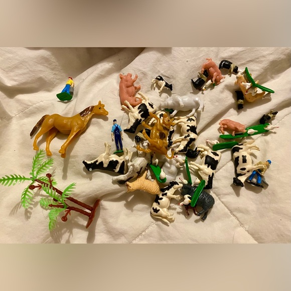 Vintage ERTL Farm Animal Playset with Barn and Silo - Picture 2 of 4